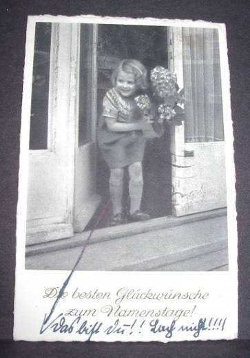 Fotogrußkarte Mädchen mit Blumen, ca.1950